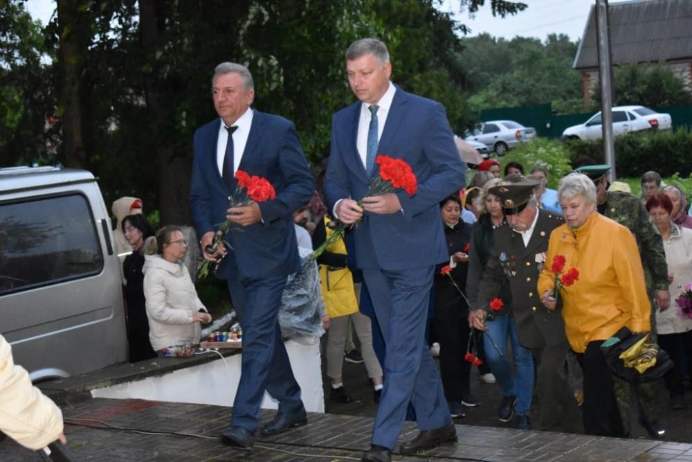 «Мы вспоминаем этот день у обелиска. Тишина…».