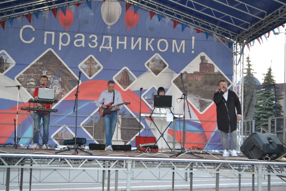 В Дзержинском районе отметили День молодежи.