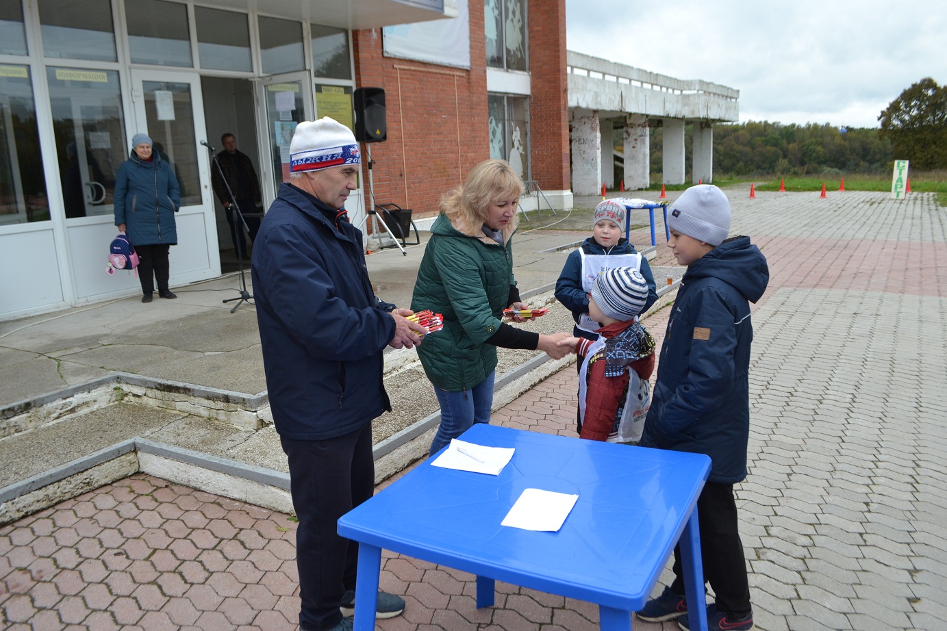 В Товарково прошли спортивные соревнования по скандинавской ходьбе.