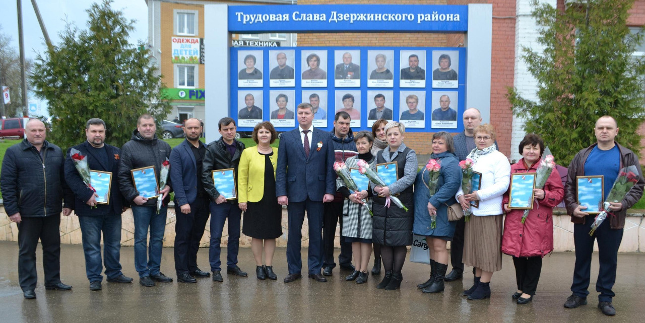 Поздравления принимали лучшие труженики района.